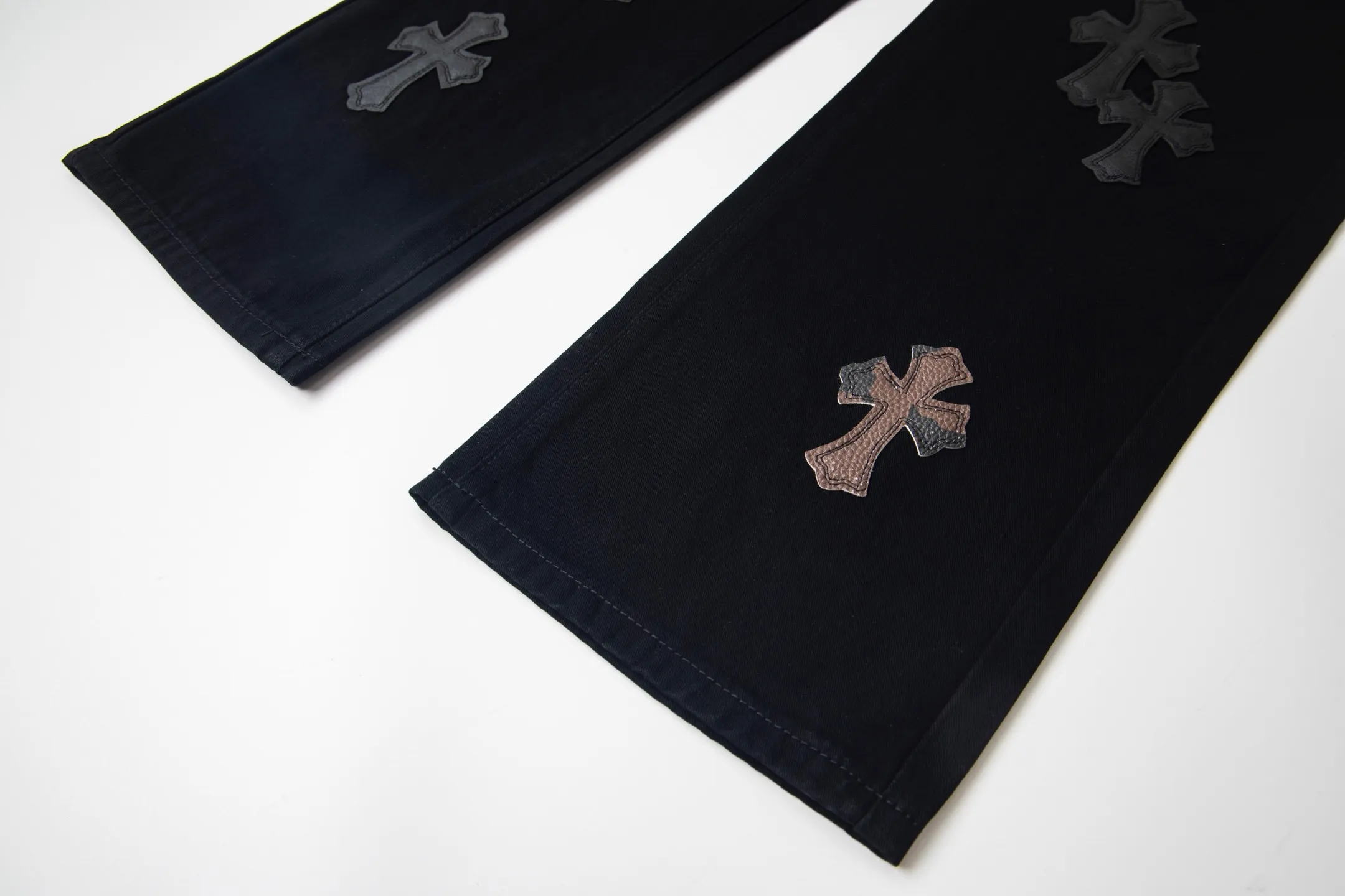 P260 Chrome Hearts丨Chrome Hearts Black and Brown Camouflage Cross Patched Leather Jeans - Full of exploring the ultimate in fashion, Chrome Hearts' new Chrome Hearts pants cleverly integrate camouflage crosses, camouflage crosses and other elements to break traditional boundaries. Mattyboy's clever fusion of overalls and khaki jeans, the same style, brings endless matching inspiration to fashionistas! Whether it is daily wear or a trendy try, these pants can bring you an excellent fashion experience. Style number: 1753# Color: casual black Size: 28 30 32 34